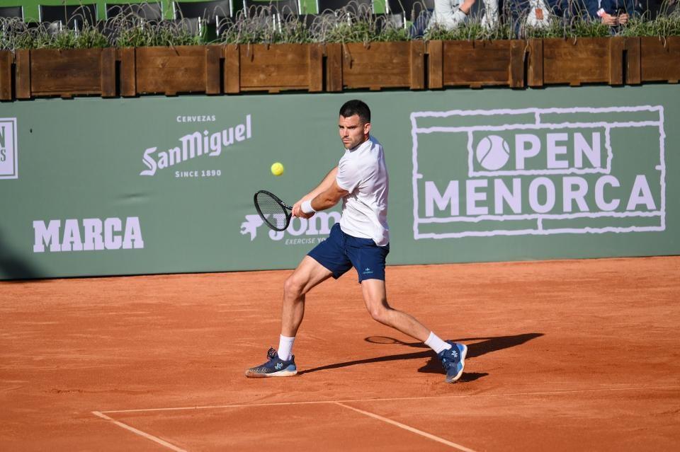Sergio Martos playing a backhand on clay